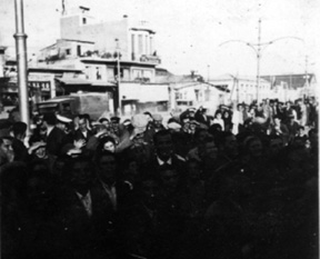 Arriving to crowds Piraeus